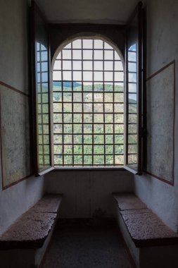 Eski bir çehrenin eski bir penceresi. Paslı pencereli ortaçağ, taş ve çelik cephe. Kimse yok.