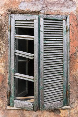 Eski bir çehrenin eski bir penceresi. Paslı pencereli ortaçağ, taş ve çelik cephe. Kimse yok.