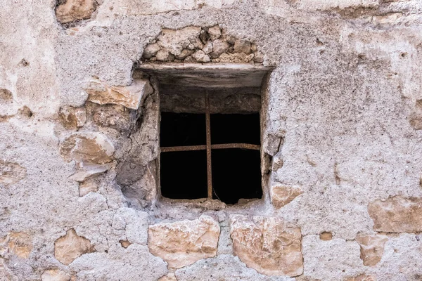 Stare Zabytkowe Okno Starożytnej Fasadzie Średniowieczna Kamienno Stalowa Fasada Zardzewiałym — Zdjęcie stockowe