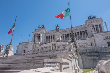 İtalya 'daki Roma manzarası çok güzel. Tarihi kalıntılar, ünlü anıtlar, şehrin sokakları. Batı kültürünün mimari simgesi. Mükemmel bir yolculuk yeri. Kolezyum gibi eşsiz mimari hazinelerin yuvası., 
