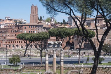 İtalya 'daki Roma manzarası çok güzel. Tarihi kalıntılar, ünlü anıtlar, şehrin sokakları. Batı kültürünün mimari simgesi. Mükemmel bir yolculuk yeri. Kolezyum gibi eşsiz mimari hazinelerin yuvası., 