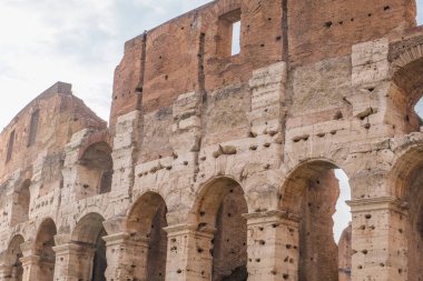 İtalya 'daki Roma manzarası çok güzel. Tarihi kalıntılar, ünlü anıtlar, şehrin sokakları. Batı kültürünün mimari simgesi. Mükemmel bir yolculuk yeri. Kolezyum gibi eşsiz mimari hazinelerin yuvası., 