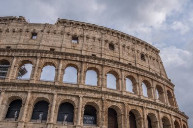 İtalya 'daki Roma manzarası çok güzel. Tarihi kalıntılar, ünlü anıtlar, şehrin sokakları. Batı kültürünün mimari simgesi. Mükemmel bir yolculuk yeri. Kolezyum gibi eşsiz mimari hazinelerin yuvası., 