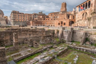 İtalya 'daki Roma manzarası çok güzel. Tarihi kalıntılar, ünlü anıtlar, şehrin sokakları. Batı kültürünün mimari simgesi. Mükemmel bir yolculuk yeri. Kolezyum gibi eşsiz mimari hazinelerin yuvası., 