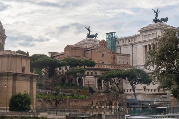 イタリアのローマの美しい景色 古代の歴史遺跡 有名なモニュメント 路地や街の通り 西洋文化の建築的ランドマーク 完璧な旅行先 コロッセオのようなユニークな建築物の宝物の家 — ストック写真