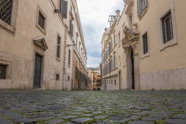 İtalya 'daki Roma manzarası çok güzel. Tarihi kalıntılar, ünlü anıtlar, şehrin sokakları. Batı kültürünün mimari simgesi. Mükemmel bir yolculuk yeri. Kolezyum gibi eşsiz mimari hazinelerin yuvası., 
