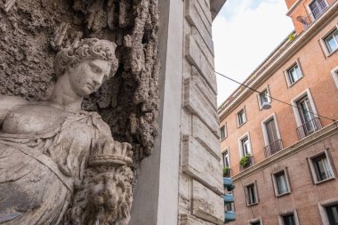 İtalya 'daki Roma manzarası çok güzel. Tarihi kalıntılar, ünlü anıtlar, şehrin sokakları. Batı kültürünün mimari simgesi. Mükemmel bir yolculuk yeri. Kolezyum gibi eşsiz mimari hazinelerin yuvası., 
