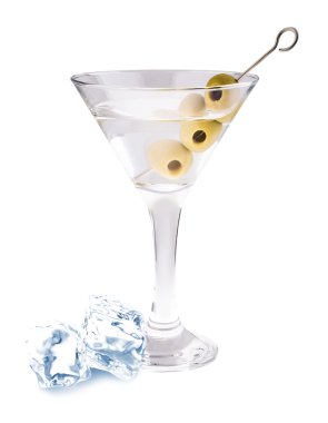 Lezzetli kokteyl zeytin ve beyaz zemin üzerine martini cam buz ile.