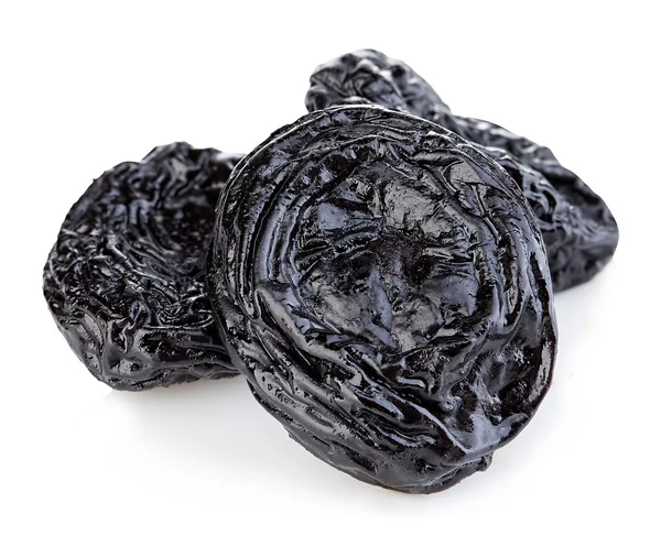 Pruneaux bio crus, prunes séchées, pruneaux fumés gros plan sur fond blanc . — Photo