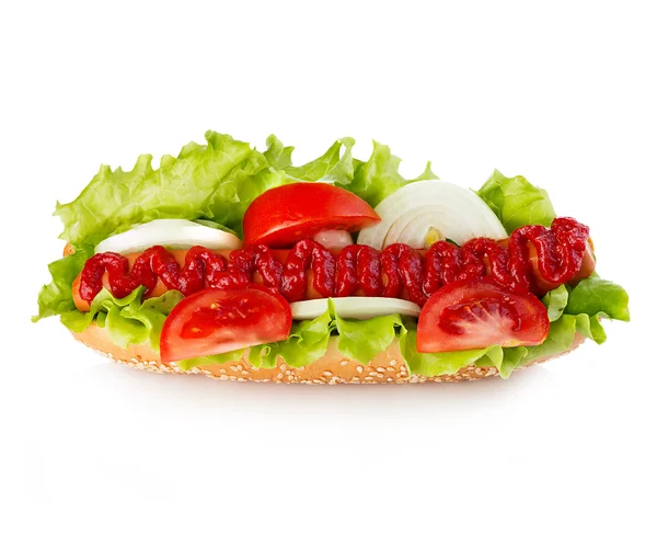 Amerikaanse stijl hotdog met sla, ui en tomaat close-up op witte achtergrond. Fastfood. — Stockfoto