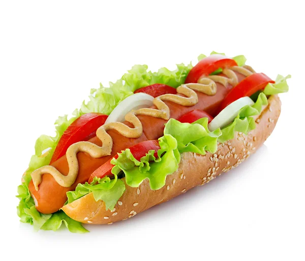 Αμερικάνικου τύπου hot dog με μαρούλι, κρεμμύδι και ντομάτα γκρο πλαν σε άσπρο φόντο. Φαστ φουντ. — Φωτογραφία Αρχείου