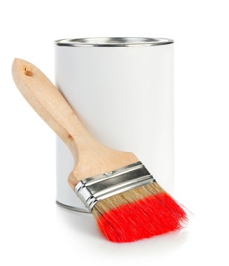 Ahşap boya fırçası ile beyaz arka plan boya teneke yakın çekim.
