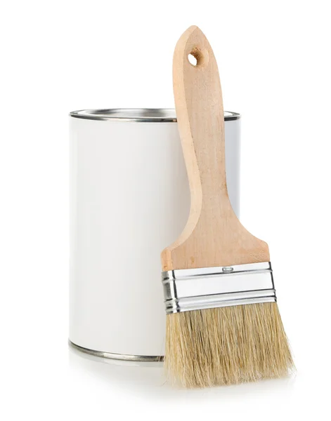Pincel de madeira com pintura lata close-up no fundo branco . — Fotografia de Stock