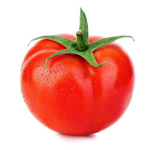 Rijpe rode tomaat met druppels water close-up geïsoleerd op een witte achtergrond. — Stockfoto
