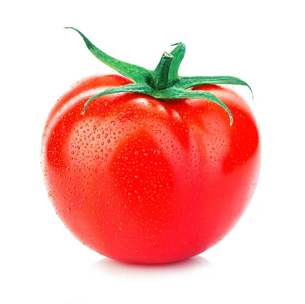 Rijpe rode tomaat met druppels water close-up geïsoleerd op een witte achtergrond. — Stockfoto