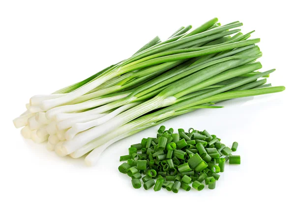 Grüne Zwiebel in Großaufnahme isoliert auf weißem Hintergrund. Ernährungskonzept. — Stockfoto