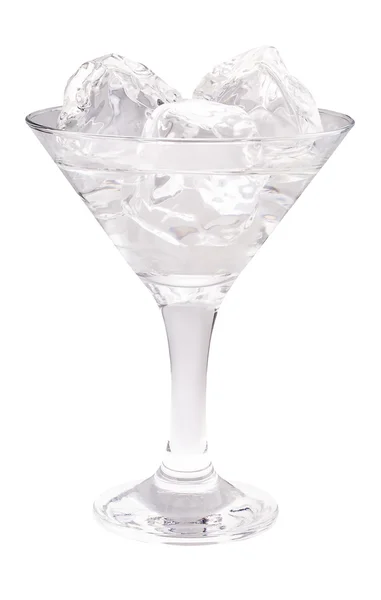Delicioso coquetel com cubos de gelo em vidro martini em um fundo branco . — Fotografia de Stock