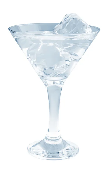 Delicioso coquetel com cubos de gelo em vidro martini em um fundo branco . — Fotografia de Stock