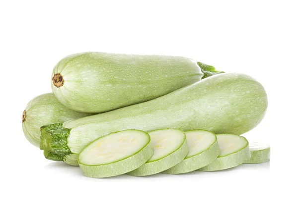 Beyaz arkaplanda taze sebze iliği izole edildi.