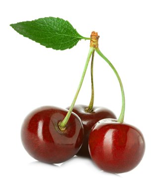 Beyaz arka plan üzerinde izole yaprak ile sulu tatlı kiraz