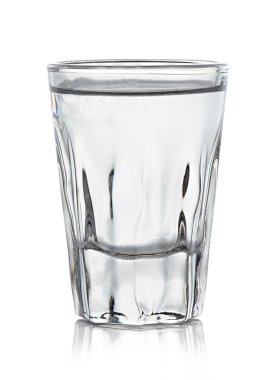 Beyaz arka planda izole edilmiş bir bardak votka.