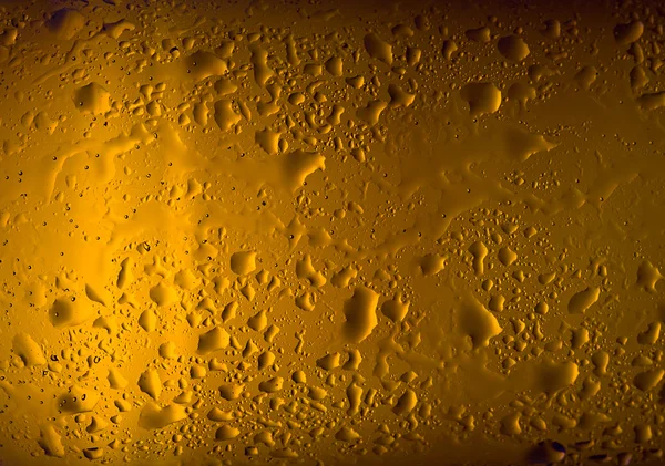 Bira şişesine desenli su damlaları..