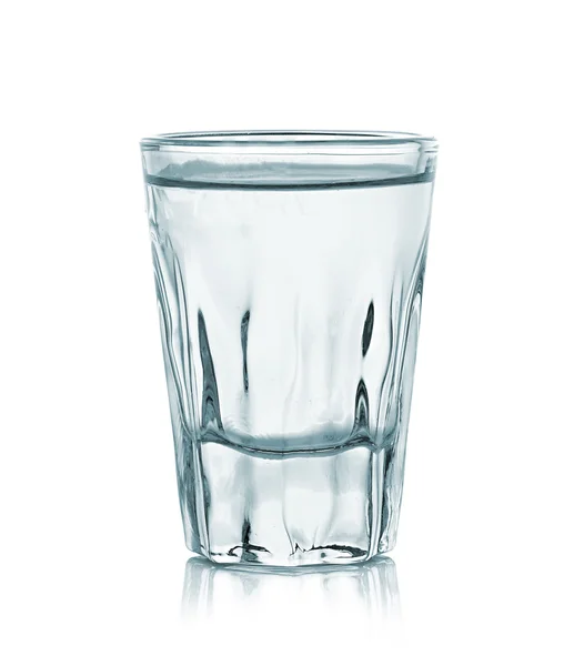 Verre de vodka isolé sur fond blanc — Photo