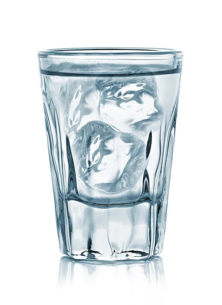 Verre de vodka isolé sur fond blanc — Photo