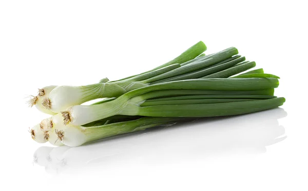 Cipolla verde isolata su fondo bianco — Foto Stock