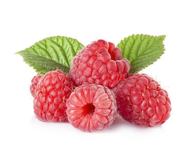 Beyaz arka planda yapraklı ahududu