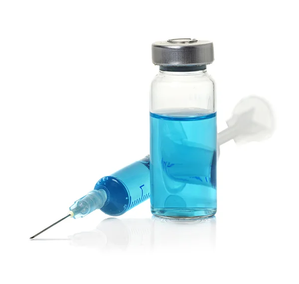 Ampola médica, frasco para injetáveis e seringa isolados em branco — Fotografia de Stock