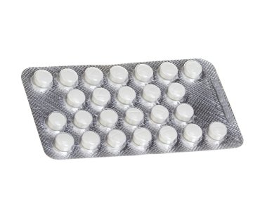 Beyaz arka planda izole edilmiş su toplayıcı paketlerindeki haplar