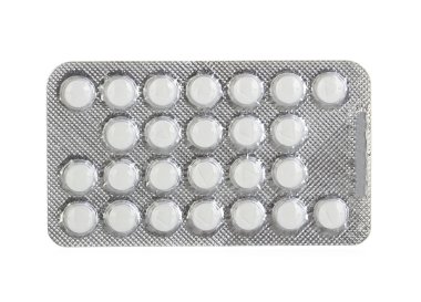 Beyaz arka planda izole edilmiş su toplayıcı paketlerindeki haplar