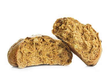 Beyaz arka planda izole edilmiş ev yapımı ekmek.