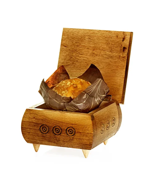 Muffin em uma caixa de madeira isolada no fundo branco — Fotografia de Stock