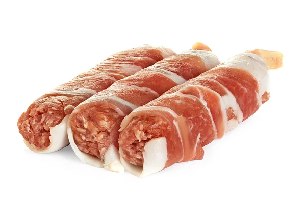 Saucisses enveloppées dans du bacon, chevapchichi isolé sur fond blanc — Photo
