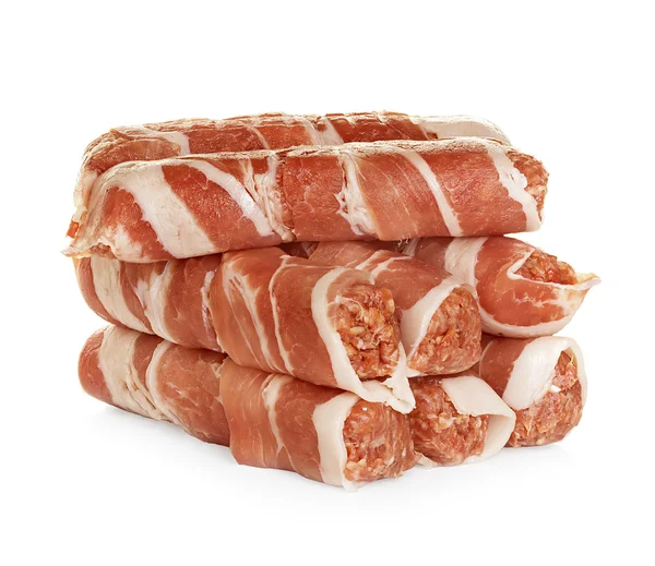 Salsichas embrulhadas em bacon, chevapchichi isolado sobre fundo branco — Fotografia de Stock