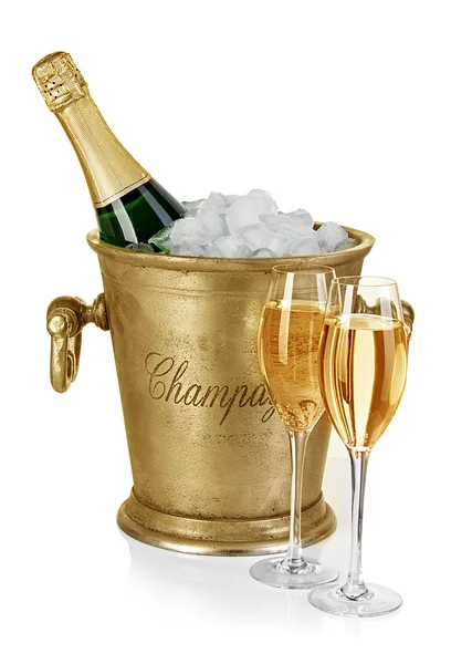 Şişe şampanya buz kovası beyaz arka plan üzerinde izole stemware ile içinde