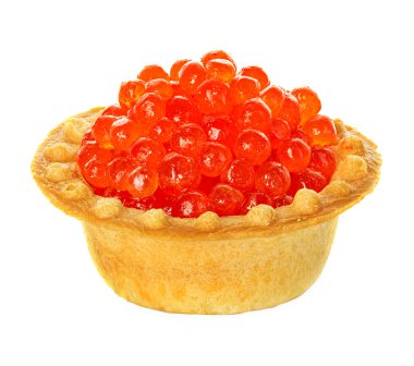 Beyaz arkaplanda kırmızı havyarlı tart