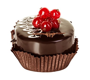 Beyaz arka plan üzerinde izole kırmızı kuş üzümü ile çikolatalı kek