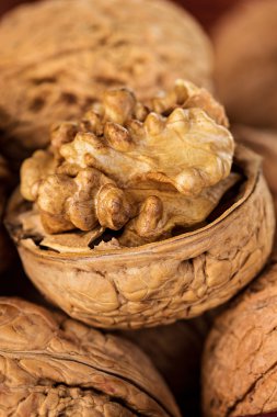 Rustik, ahşap arka plan üzerinde bir hasır sepet içinde bütün ceviz