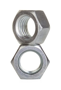 Metal cevizler beyaz arkaplanda izole