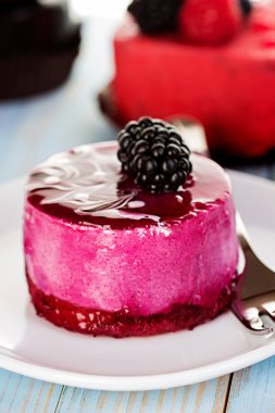 Sufle, pasta berry, ahşap mavi renkli jöle