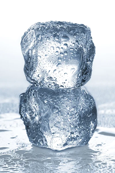 Cubos de gelo isolados sobre branco. — Fotografia de Stock