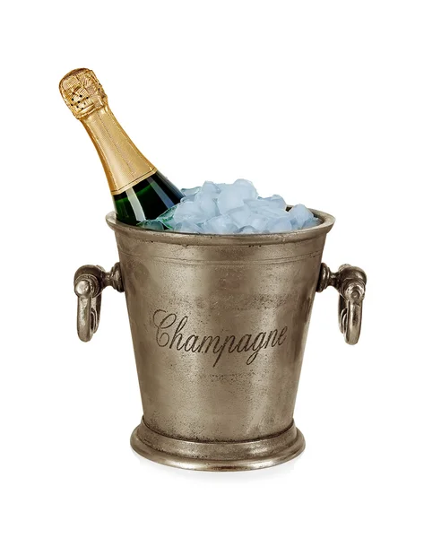 Láhev šampaňského v ledové vědro s Kalíšky izolovaných na bílém pozadí — Stock fotografie