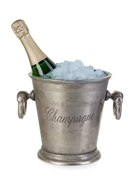 Пляшка шампанського в льодовому відрі зі стовбуровим посудом ізольована на білому тлі — стокове фото