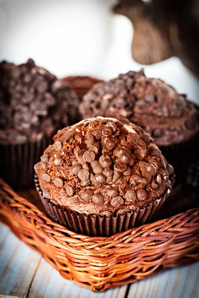 Muffin al cioccolato fatti in casa nel porta cupcake di carta — Foto Stock