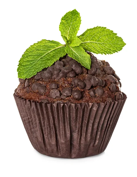 Muffin, pastel de chocolate con menta aislada sobre fondo blanco — Foto de Stock