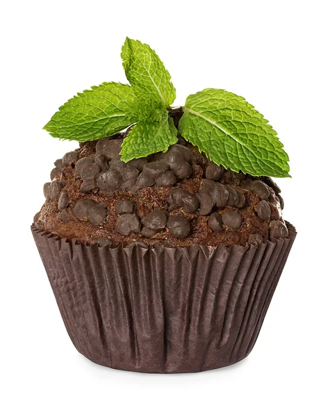 Muffin, pastel de chocolate con menta aislada sobre fondo blanco — Foto de Stock