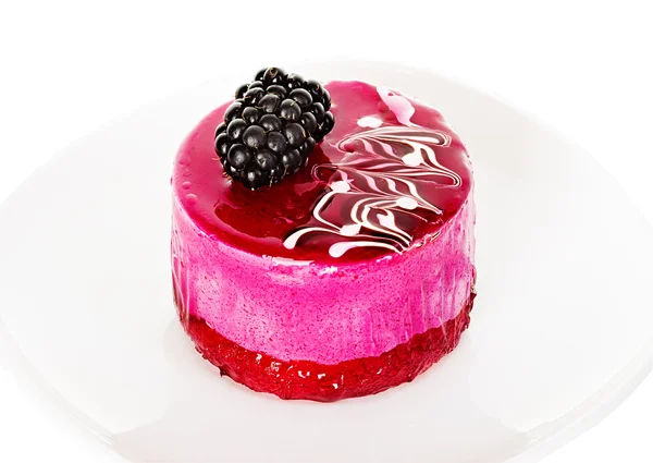 Суфле торт розовый изолирован на белом фоне — стоковое фото